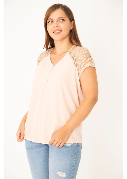 Kadın Büyük Beden Pudra Pamuk Kumaş Ön Pat Fermuarlı Dantel Detaylı Bluz 65N36940 fiyatları