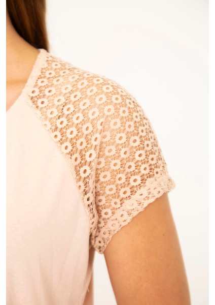 Kadın Büyük Beden Pudra Pamuk Kumaş Ön Pat Fermuarlı Dantel Detaylı Bluz 65N36940 indirimleri