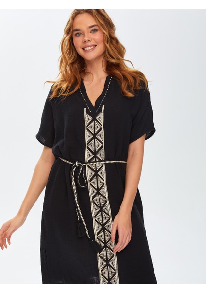 Resort Kontrast Yakalı Önü Nakış Işli Müslin Elbise 68791