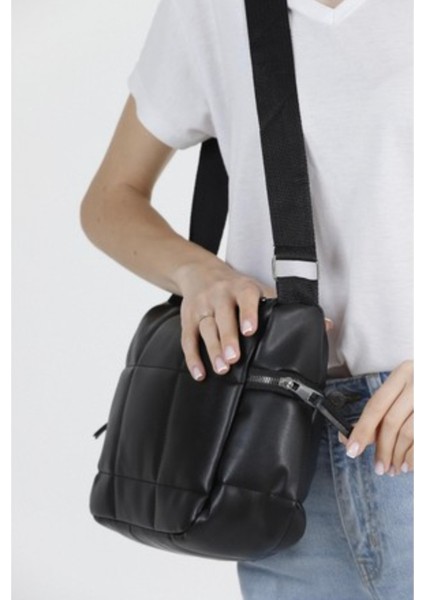 Kapitone Askılı Kadın Çantası En 31 cm ; Boy 21 cm