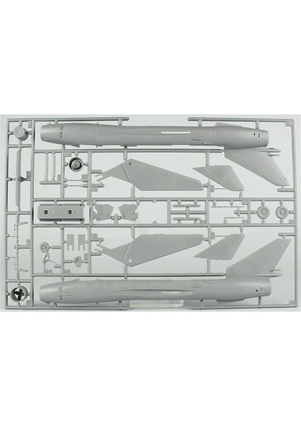 E012 1/72 Su-22 M4R (77 Jbg) Savaş Uçağı Plastik Model Kiti