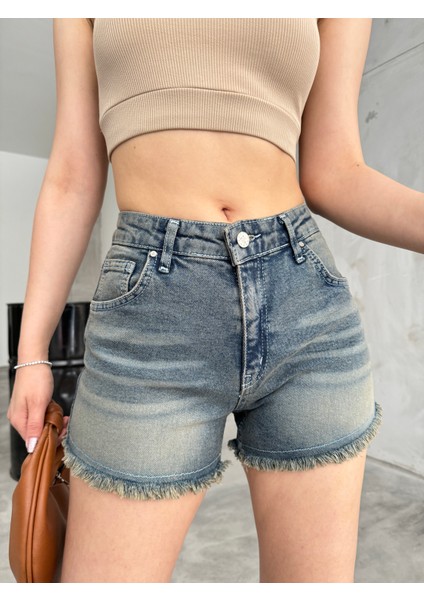 Kadın Kar Yıkama Soluk Efektli Beş Cep Yüksek Bel Paçası Püsküllü Denim Şort indirimleri