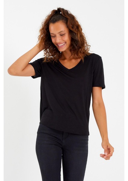 Kadın Modal Kumaş V Yaka Parçalı T-Shirt Siyah