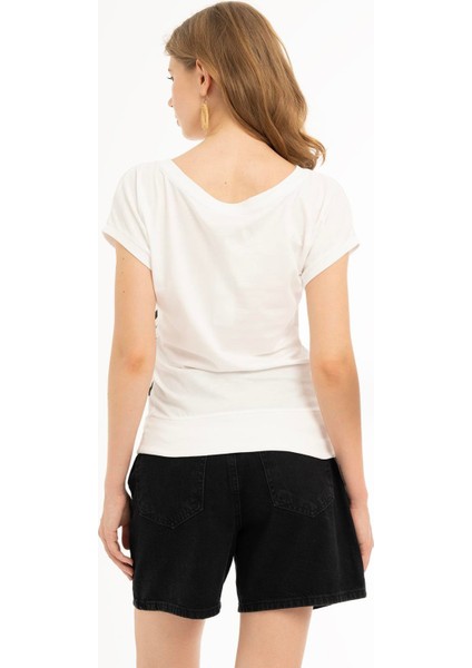 Kadın Kuru Kafa Baskılı Geniş Yakalı T-Shirt Beyaz indirimleri