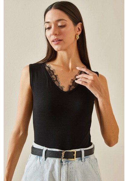Siyah Dantel Detaylı V Yaka Bluz 5YXK2-48738-02