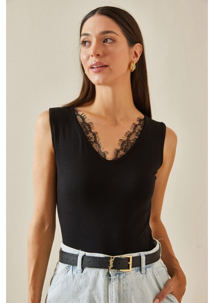 Siyah Dantel Detaylı V Yaka Bluz 5YXK2-48738-02 fiyatları