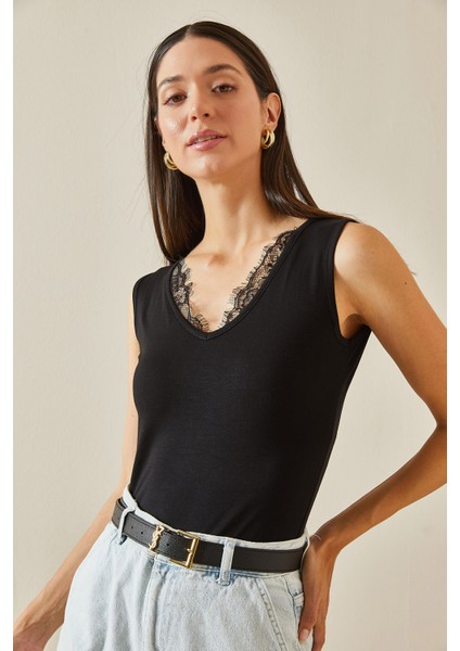 Siyah Dantel Detaylı V Yaka Bluz 5YXK2-48738-02 modelleri