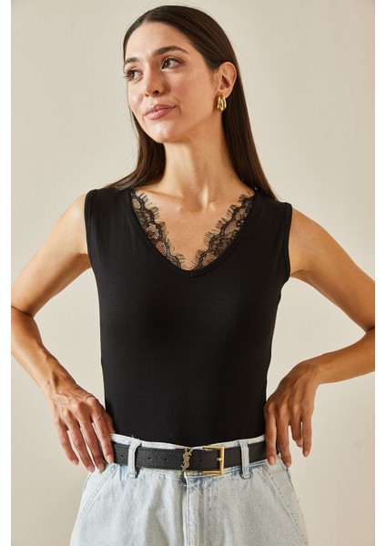Siyah Dantel Detaylı V Yaka Bluz 5YXK2-48738-02 fırsatları