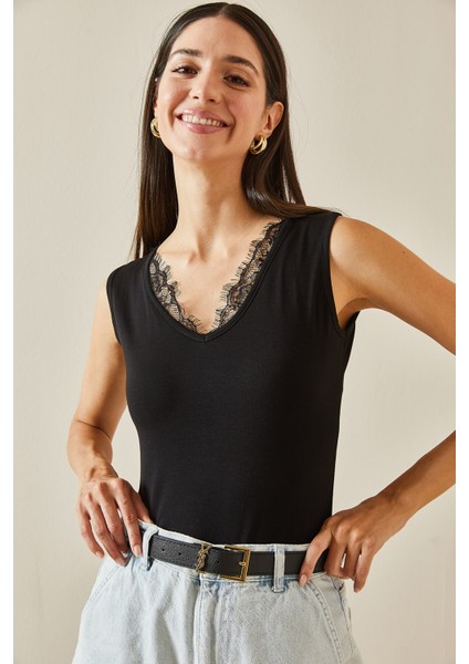 Siyah Dantel Detaylı V Yaka Bluz 5YXK2-48738-02 indirimleri