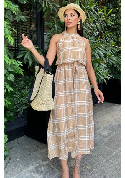 Kadın Bej Ekose Desenli, Halter Yaka, Kendinden Kemerli Uzun Salaş Elbise fırsatları