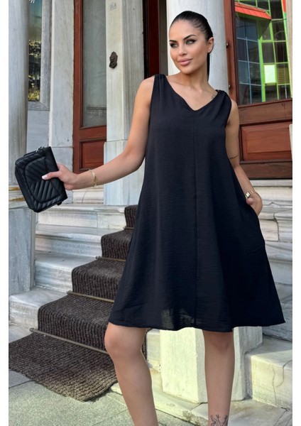 Kadın Siyah Kalın Askılı, Önü ve Arkası V Yaka, Omzu Tokalı A Kesim, Airobin Salaş Elbise