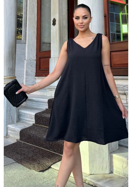 Kadın Siyah Kalın Askılı, Önü ve Arkası V Yaka, Omzu Tokalı A Kesim, Airobin Salaş Elbise