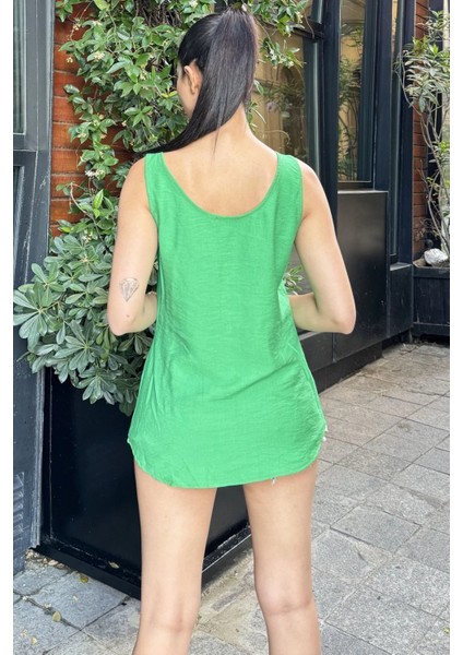 Kadın Yeşil Yuvarlak Yaka ve Düğme Detaylı, Kalın Askılı Keten Atlet Bluz