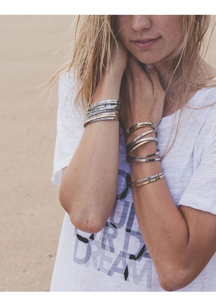 Q Paslanmaz Çelik Bileklik Kazınmış Pozitif Ilham Alıntı Mantra Manşet Titanyum Çelik Bilezikler Kadın Erkek Için 4mm Takı Hediye (Yurt Dışından) modelleri