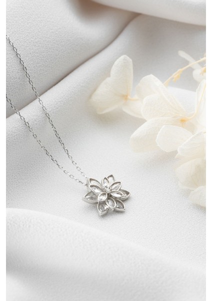 925 Ayar Gümüş Beyaz Taşlı Lotus Kolye fırsatları