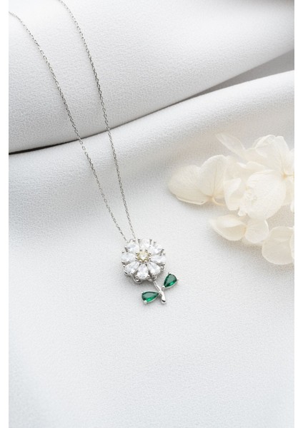 925 Ayar Gümüş Döner Tasarımlı Papatya Kolye – Zarif Kadın Takı ve Hediye Seçeneği modelleri