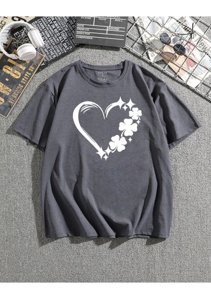 Büyük Beden Özel Tasarım Üç Yoncalı Kalp Baskılı Süper Oversize Battal Kadın T-Shırt