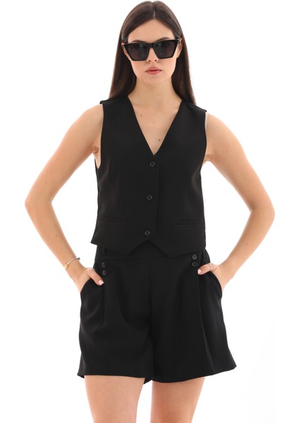 Düğmeli Yelek ve Şort Takımı