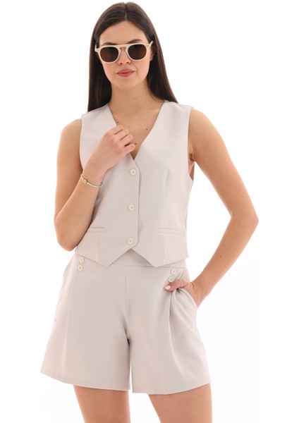 Düğmeli Yelek ve Şort Takımı
