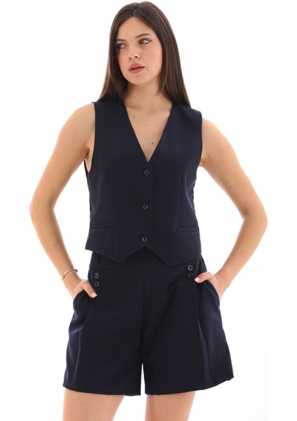 Düğmeli Yelek ve Şort Takımı