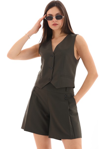 Düğmeli Yelek ve Şort Takımı