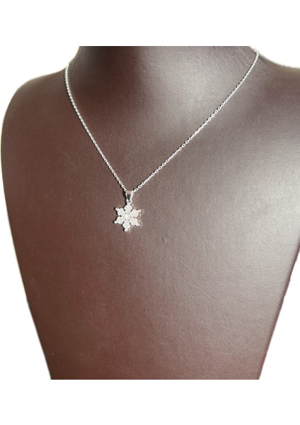 Kadın Kar Tanesi 925 Ayar Gümüş Zincirli Swarovski Taşlı Kartanesi Model Kolye