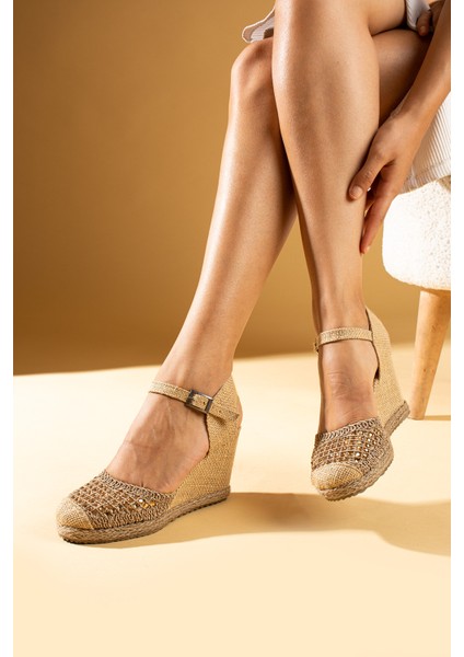 Kare Nakışlı Hasır Dolgu Taban Önü Kapalı Kadın Sandalet 69-71-24BKIR fiyatları