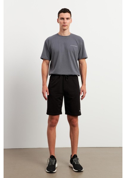 6000 Erkek Şort Esnek Tasarım ve Modern Stil ile Rahat Spor Deneyimi Sunar