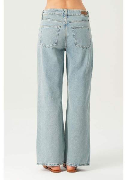 Açık Mavi Normal Bel Patı Düğmeli Dizi Kesikli Loose Fit Jean Pantolon C 4934-016 fırsatları