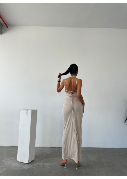 Halter Yaka Sırtı Bağcık Detaylı Büzgülü Sandy Elbise