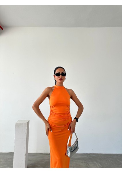 Halter Yaka Sırtı Bağcık Detaylı Büzgülü Sandy Elbise