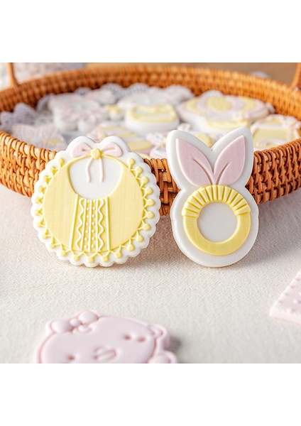 PC0374 Stili Kız Bebek Bisküvi Kalıp Akrilik Kabartma Basın Damga Önlük Başlık Fondan Kurabiye Kesici Ev Bebek Duş Dıy Pişirme Araçları (Yurt Dışından) modelleri