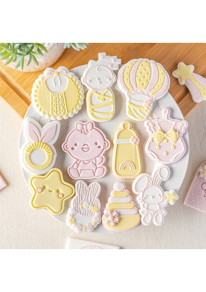 PC0382 Stili Kız Bebek Bisküvi Kalıp Akrilik Kabartma Basın Damga Önlük Başlık Fondan Kurabiye Kesici Ev Bebek Duş Dıy Pişirme Araçları (Yurt Dışından) fırsatları