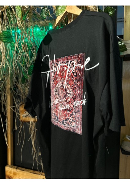 Özel Halı Desenli Dikişli Siyah T-Shirt fiyatları