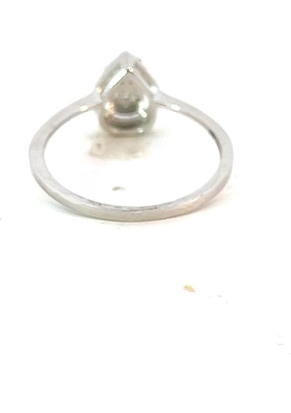 0,16 Ct 1,41 gr Damla Şeklinde Pırlanta Yüzük