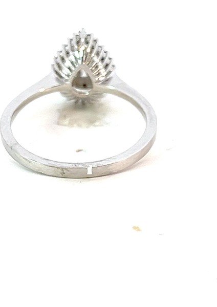 0,26 Ct 2,2 gr Damla Şeklinde Pırlanta Baget Yüzük modelleri