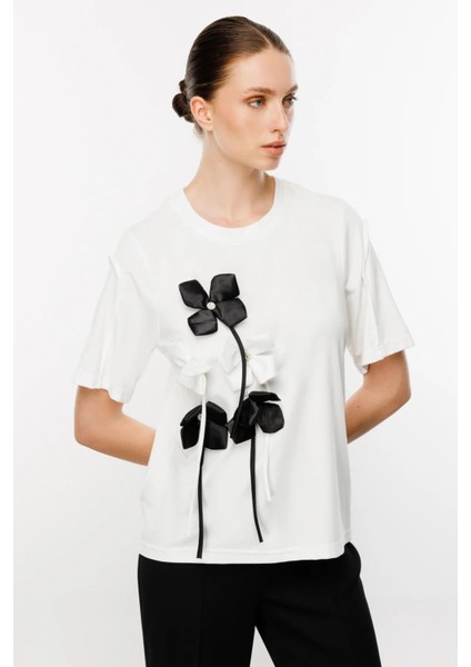 Çiçek Kabartmalı T-Shirt