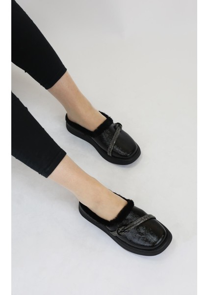 Paris Siyah Kırışık Rugan Tüylü ve Taş Detaylı Terlik