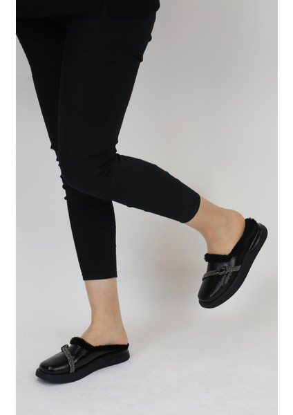 Paris Siyah Kırışık Rugan Tüylü ve Taş Detaylı Terlik fiyatları