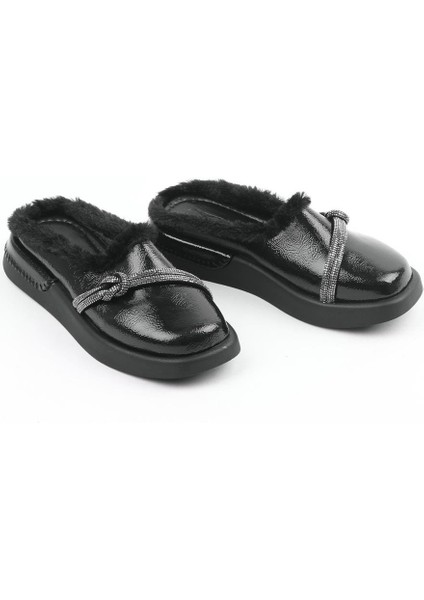 Paris Siyah Kırışık Rugan Tüylü ve Taş Detaylı Terlik fırsatları