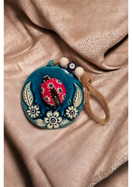 Dekoratif Uğur Böcekli Çiçek Desenli Asmalı Seramik Süs 13 x 14 cm modelleri