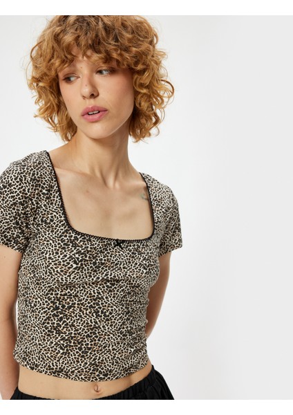Kısa Kollu Tişört Fiyonklu Leopar Desenli Slim Fit Kare Yaka fiyatları