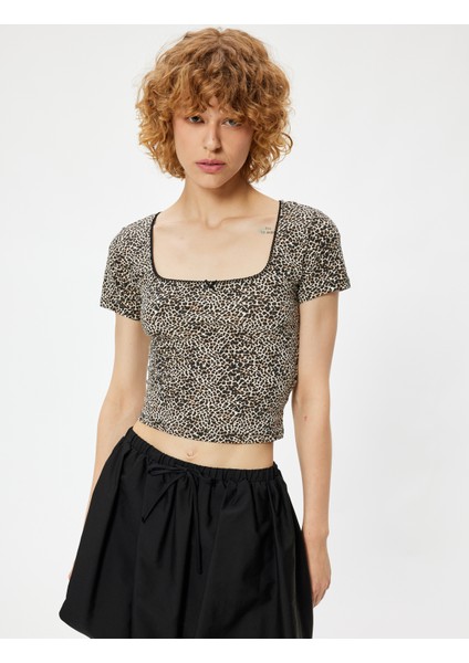 Kısa Kollu Tişört Fiyonklu Leopar Desenli Slim Fit Kare Yaka modelleri