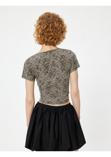 Kısa Kollu Tişört Fiyonklu Leopar Desenli Slim Fit Kare Yaka fırsatları