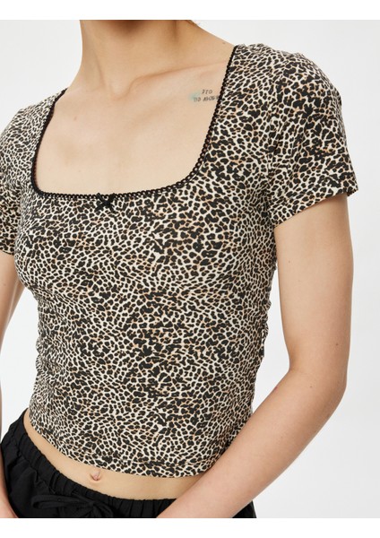 Kısa Kollu Tişört Fiyonklu Leopar Desenli Slim Fit Kare Yaka indirimleri