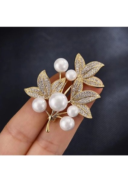 Zarif İnci Detaylı Üç Yaprak Yaka İğnesi Kadınlar İçin Şık Aksesuar