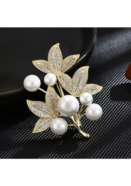 Zarif İnci Detaylı Üç Yaprak Yaka İğnesi Kadınlar İçin Şık Aksesuar fiyatları