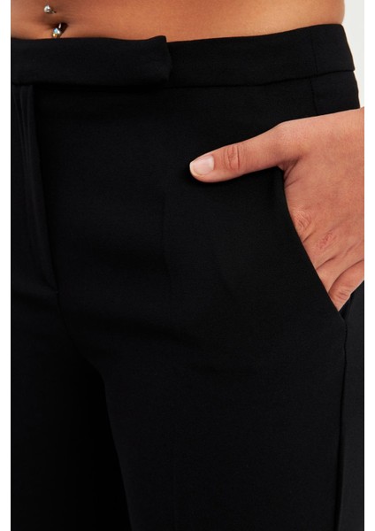 Siyah Cep ve Bel Detaylı Pantolon