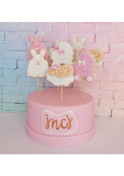 Toz Pembe Çubuklu Isimli Yenidoğan Bebek Model Butik Kurabiye - 15 Adet ve Maket Kurabiye Standı
