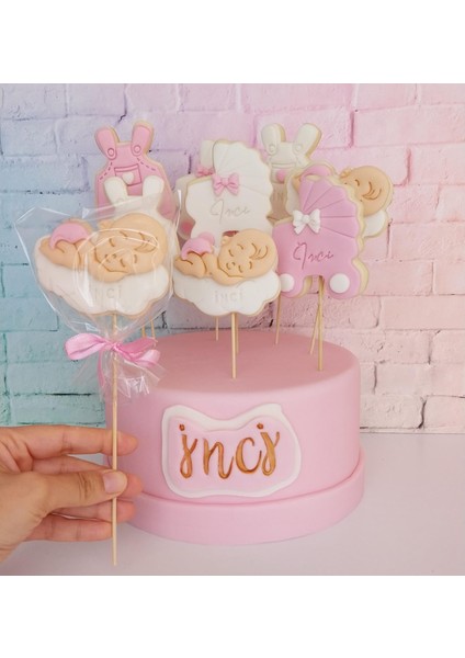 Toz Pembe Çubuklu Isimli Yenidoğan Bebek Model Butik Kurabiye - 15 Adet ve Maket Kurabiye Standı